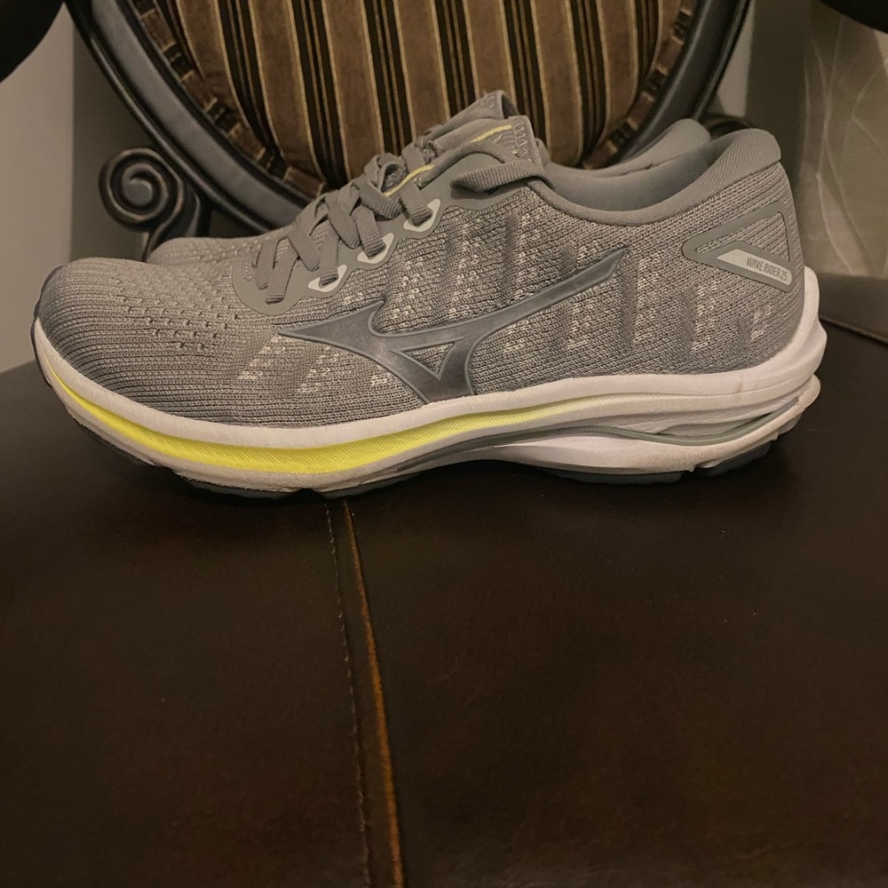Mizuno Wave Rider 35. Size 8. Gray and Yellow Athletic Shoes
